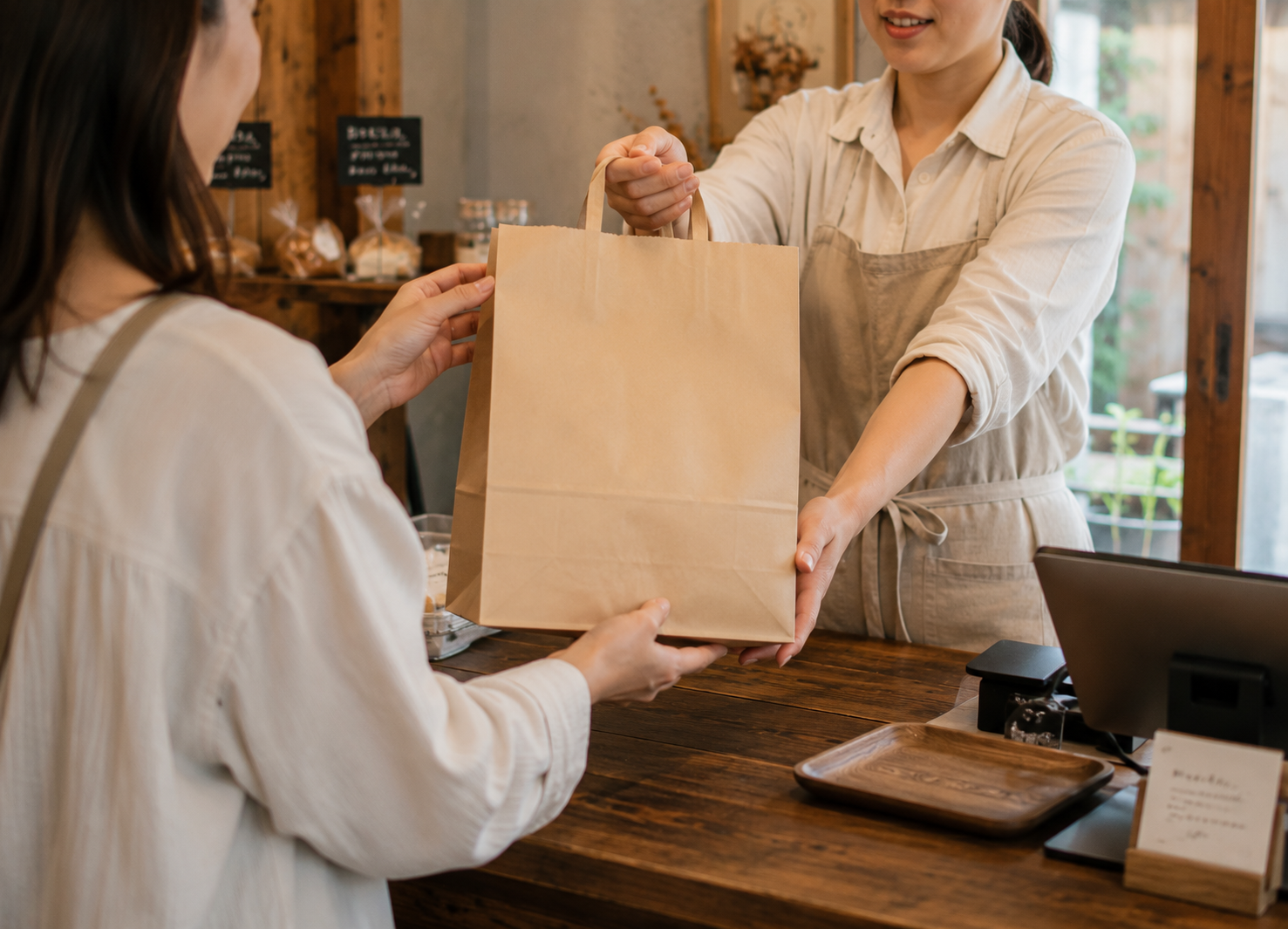 取り置きしたパンを受け渡す様子